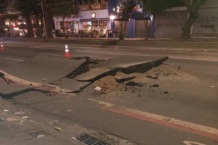 Explosão abre cratera na Rua da Consolação, em São Paulo, e interdita faixas