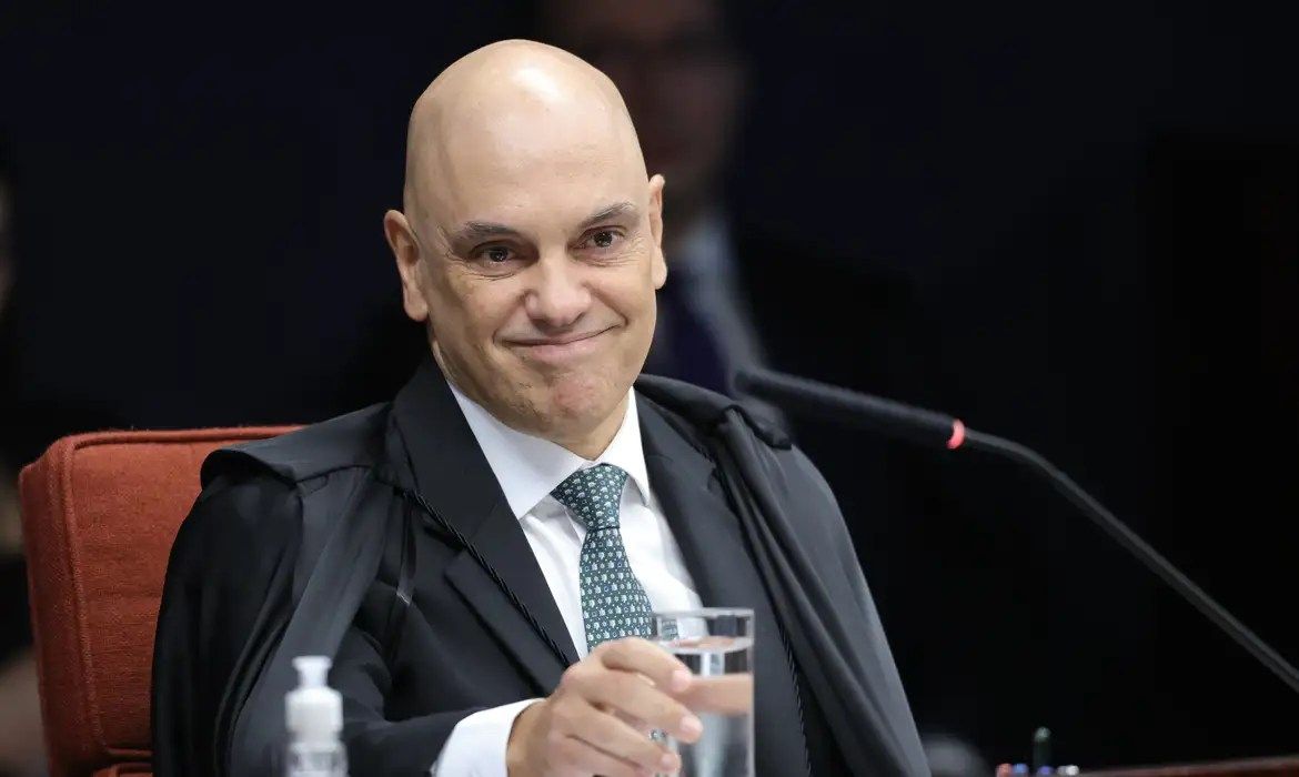 Moraes vota para manter Bolsonaro preso e nega prisão domiciliar