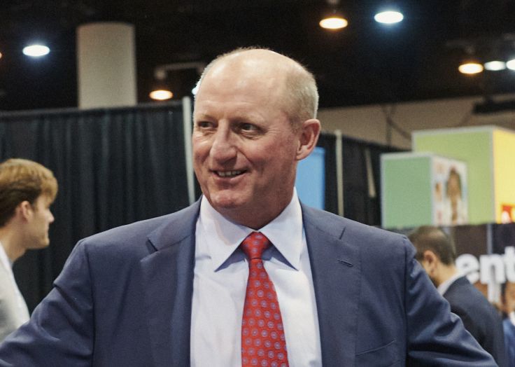 Greg Abel, CEO da Berkshire Hathaway, comprará ações da empresa com seu salário