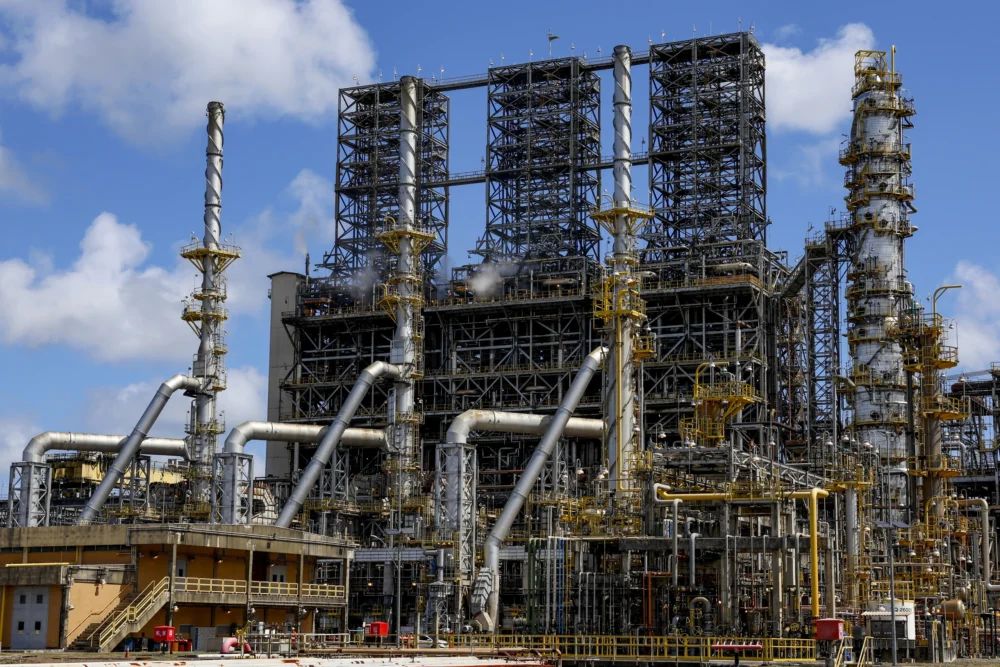 Petróleo ultrapassa US$ 100 com cortes de produção de países do Golfo
