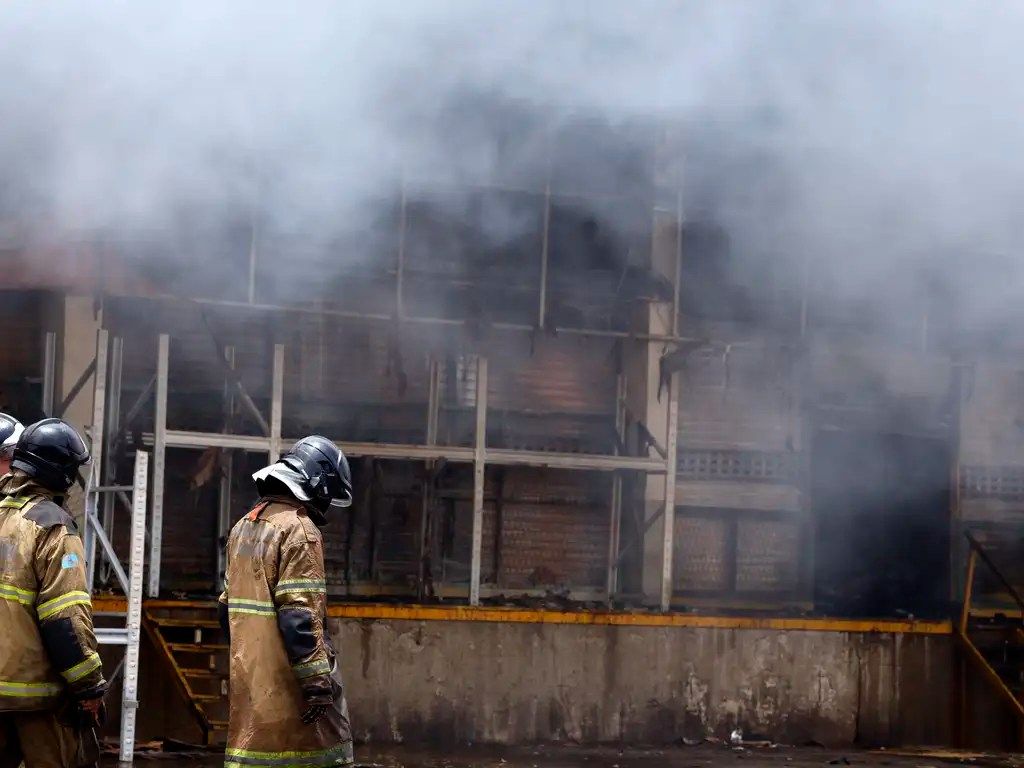 Incêndio atinge loja de peças de motos na Zona Norte do Rio de Janeiro