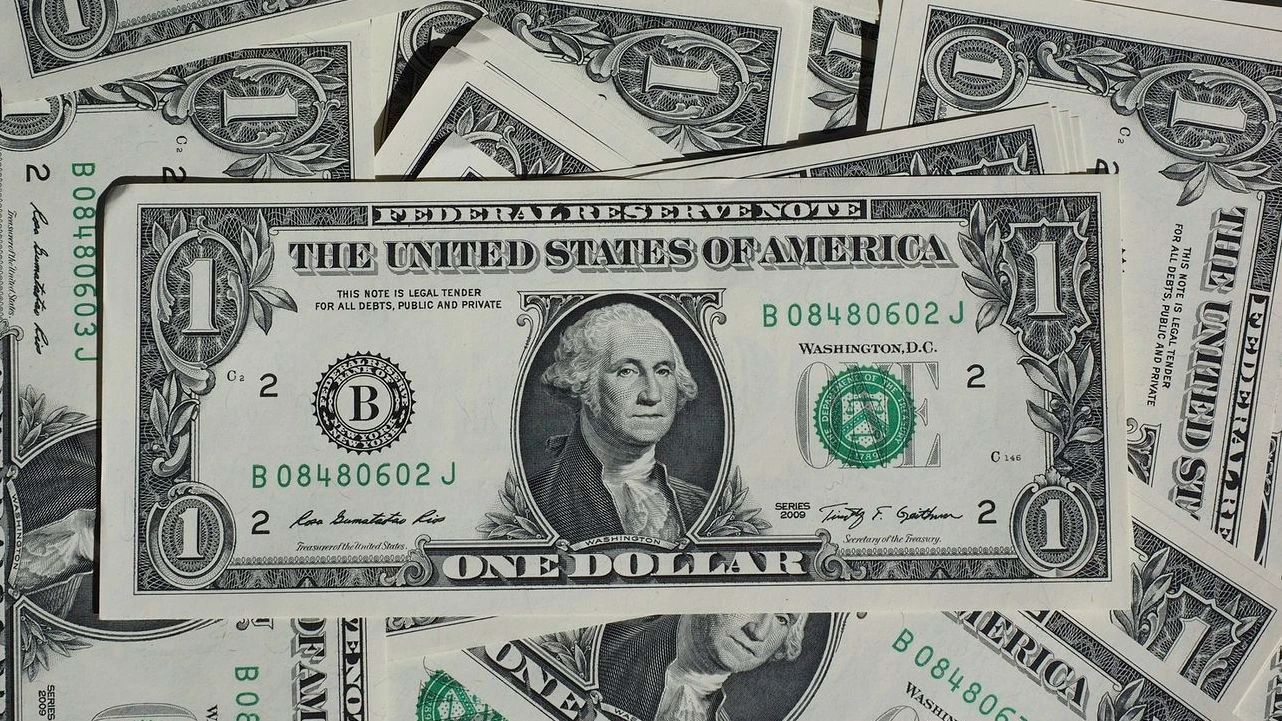 Dólar desacelera alta ante real com fluxo comercial positivo, diz Times Brasil