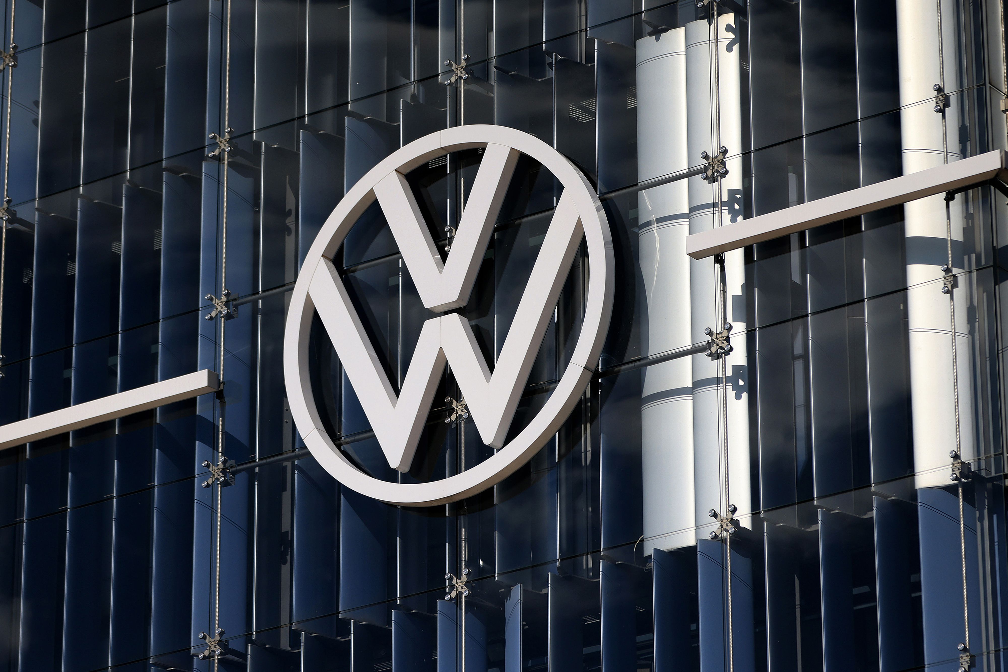 Lucro da Volkswagen cai pela metade em 2025, impactado por tarifas e China