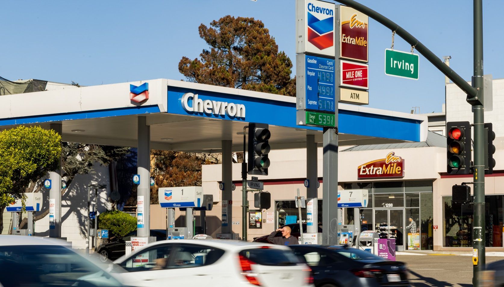 Pesquisa Reuters/Ipsos: Americanos esperam alta nos preços da gasolina após ataques ao Irã