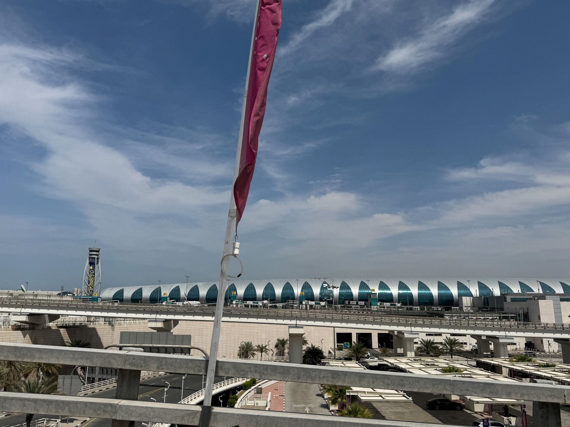 Irã ataca aeroporto de Dubai e ameaça instituições financeiras no Oriente Médio