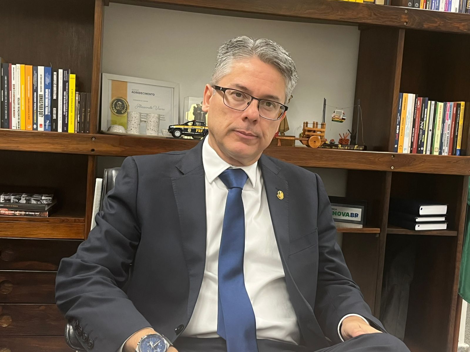 Flávio Bolsonaro critica CPI sobre ministros do STF; Alessandro Vieira responde