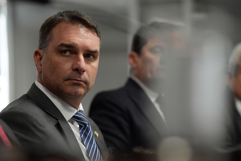 Flávio Bolsonaro critica veto de Moraes a assessor dos EUA e possibilidade de sanções