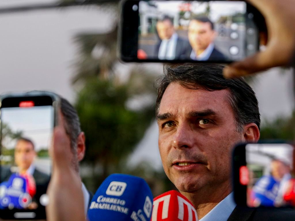 Flávio Bolsonaro diz que defesa aguarda laudo para pedir prisão domiciliar