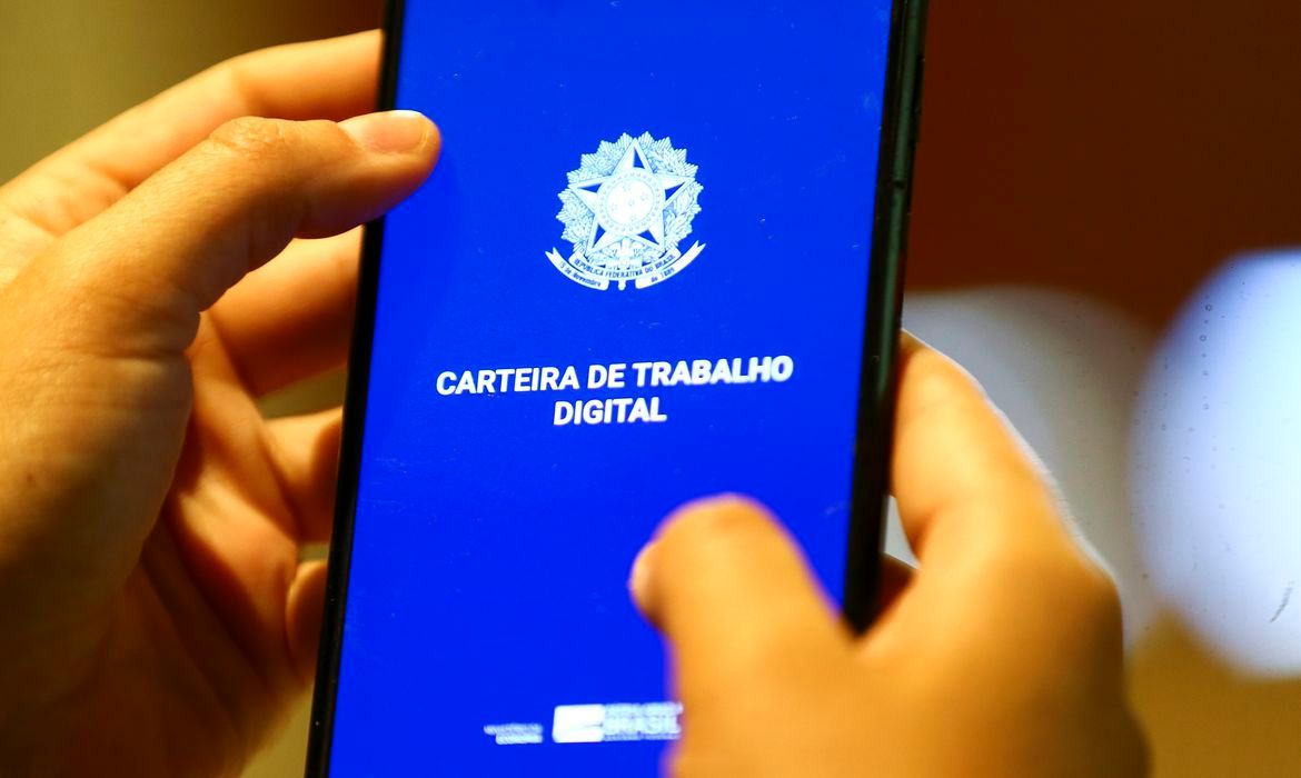 Datafolha: 71% dos brasileiros apoiam mudança na escala de trabalho 6x1