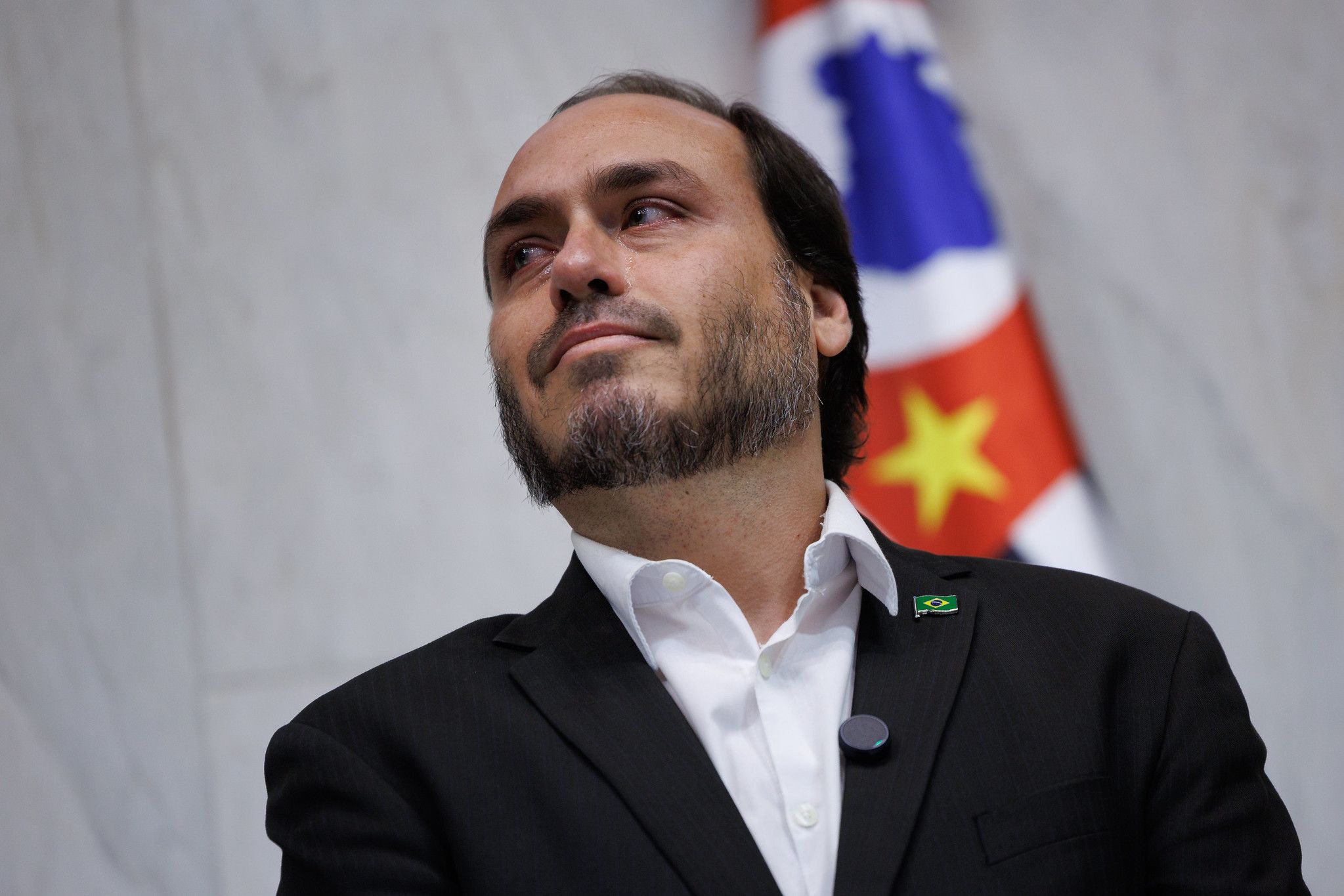 Carlos Bolsonaro publica foto de Jair Bolsonaro em hospital e descreve estado de saúde