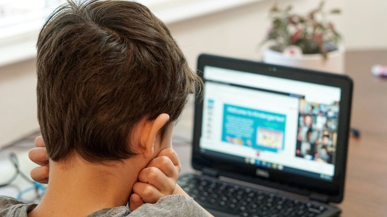 ECA Digital entra em vigor: novas regras para proteção de menores na internet