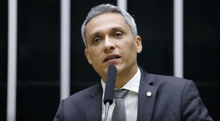 Deputados pedem prisão domiciliar para Bolsonaro ao STF