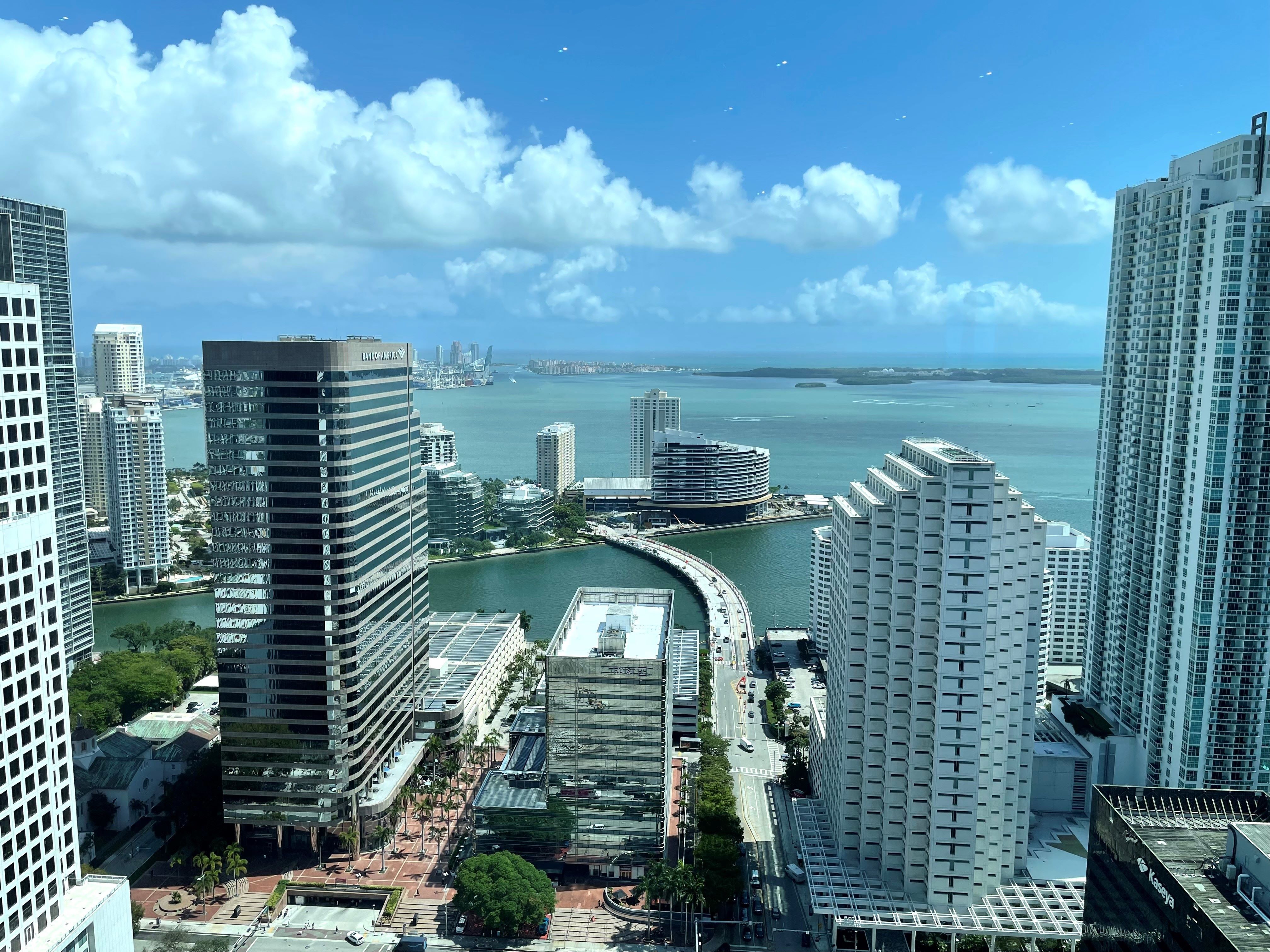 Miami atrai empresas e investidores, impulsionando mercado imobiliário