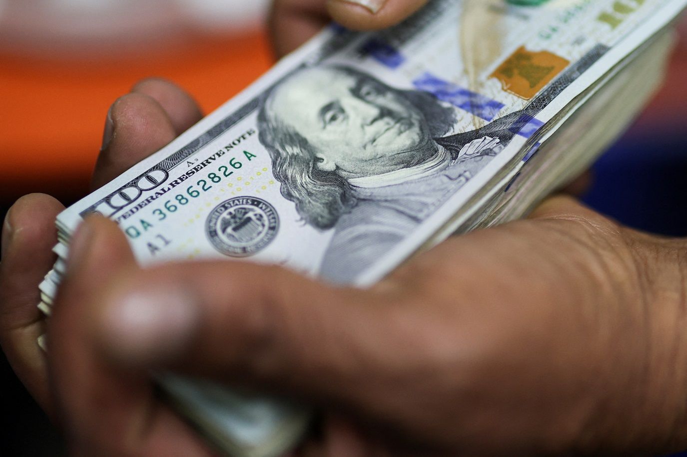 Dólar sobe a R$ 5,26 ante o real com conflito no Oriente Médio