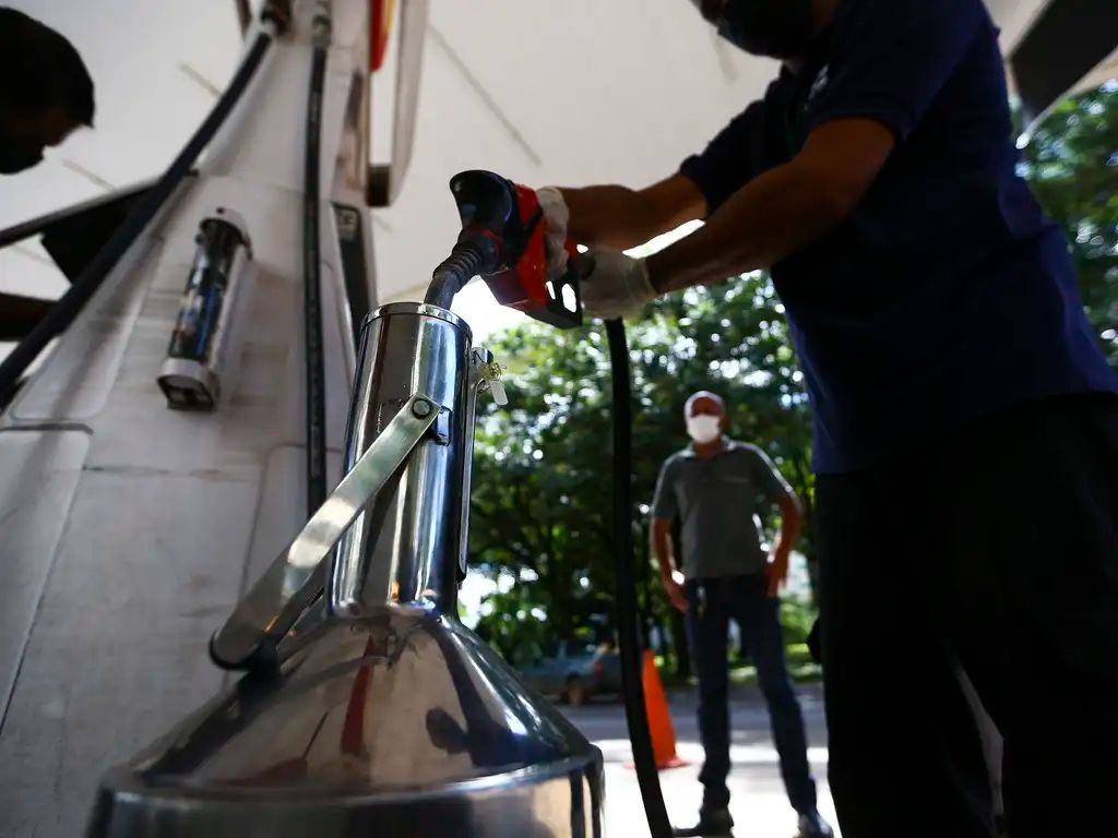 Preço da gasolina sobe nos EUA após conflito no Oriente Médio