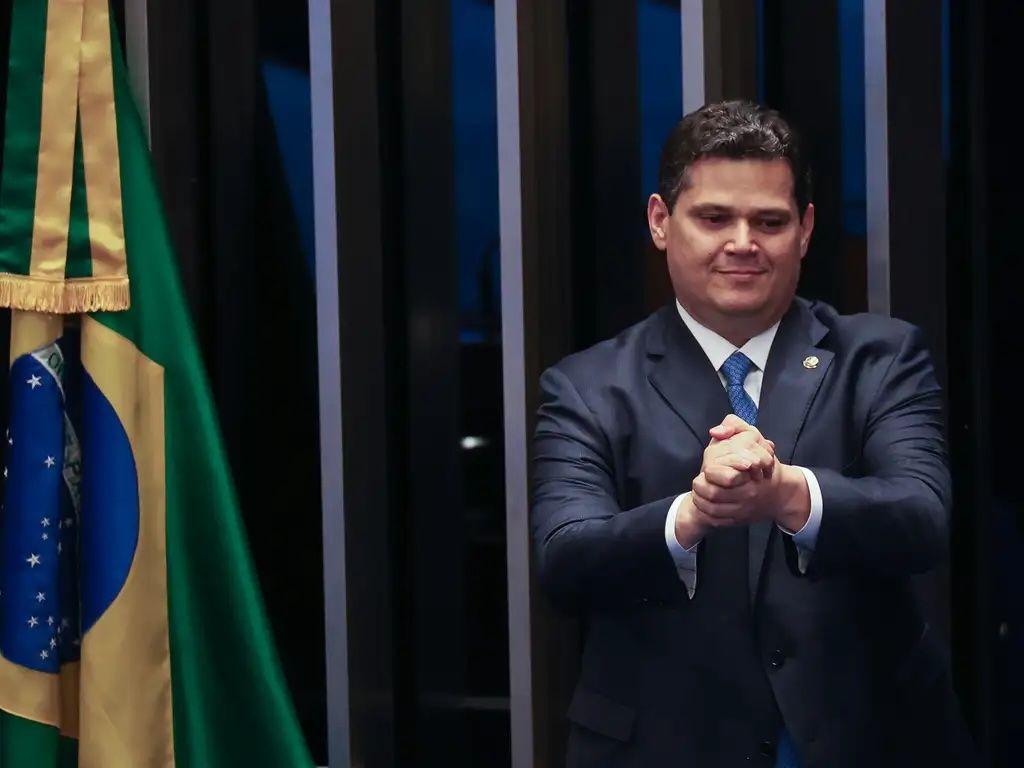 Alcolumbre decidirá futuro de votação sobre Lulinha em meio a atritos no Senado