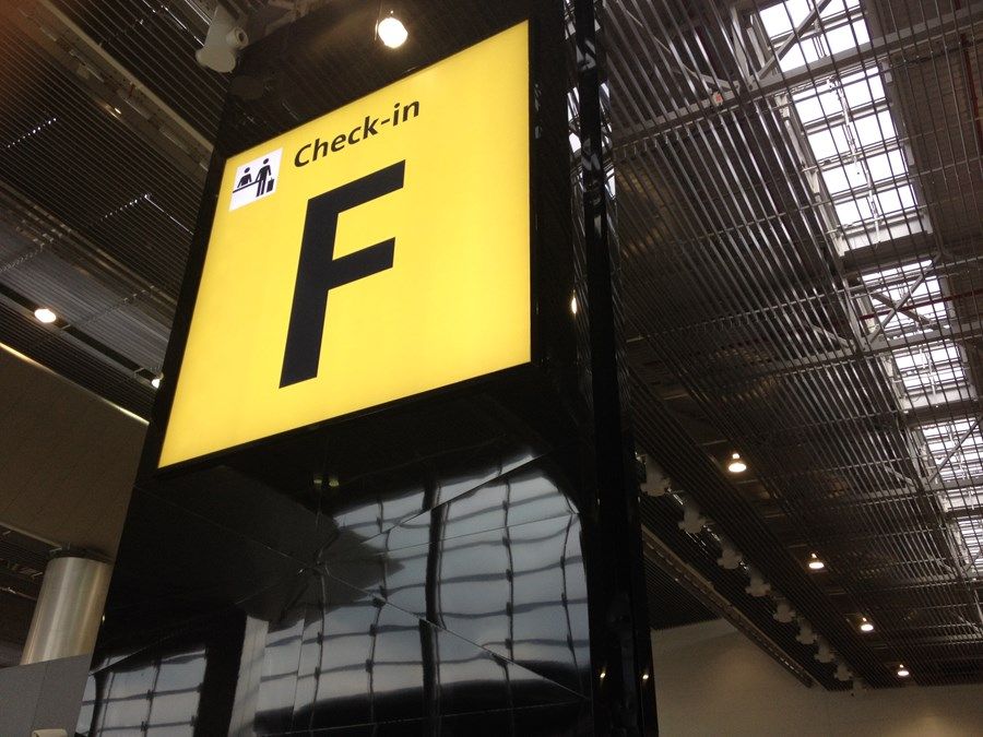 Motor de avião explode e piloto faz pouso de emergência em Guarulhos